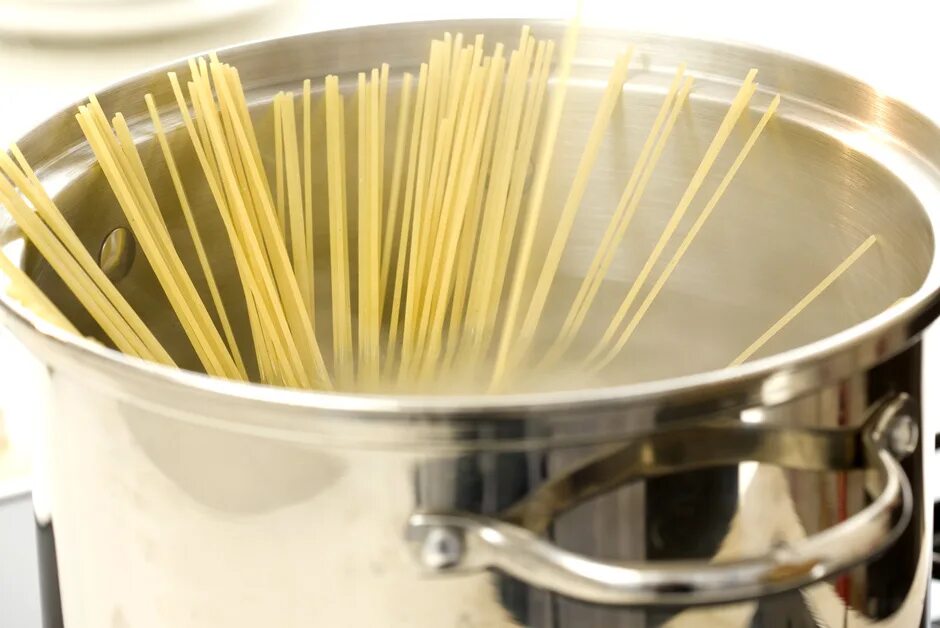 Кастрюля для спагетти. Макароны в кастрюле. Кастрюля для варки спагетти. Вставка в кастрюлю для варки макарон.