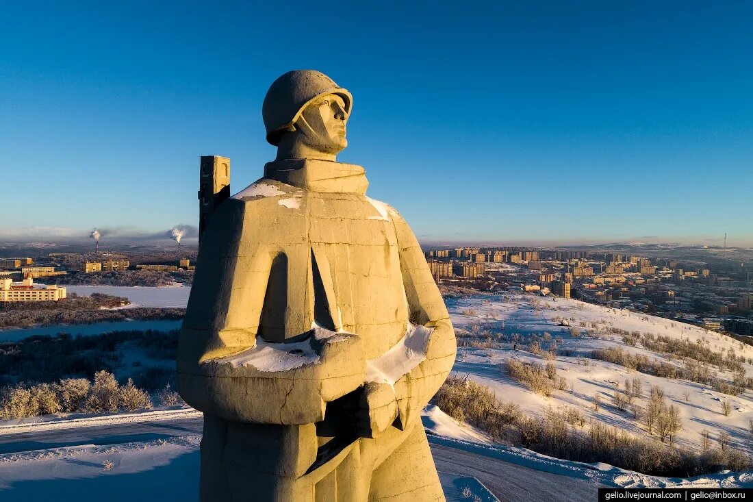 Амирчик мурманск. Памятник Алеше в Мурманске. Мемориал Алеша в Мурманске. Статуя Алеши в Мурманске. Мурманский Алеша памятник.