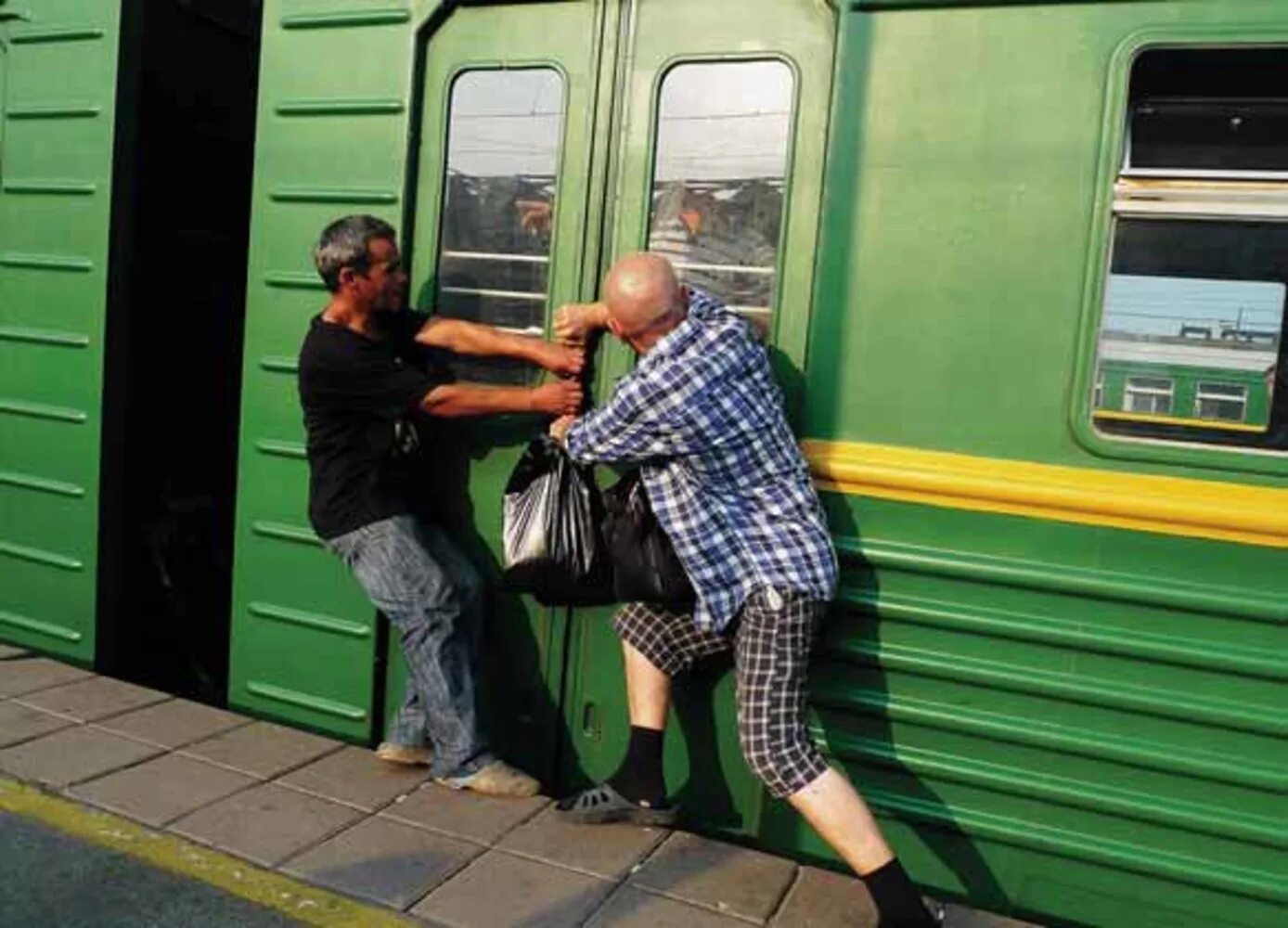 Люди на вокзале. Группа людей на вокзале. Люди на вокзале Россия. Люди на вокзале приезжие.