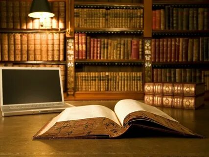 Раскрытая книга в библиотеке