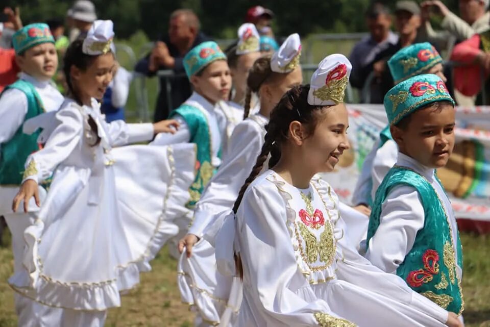 Татарский праздник в марте. Сабантуй татарский праздник в Ульяновске. Эмель татарский праздник. Эмэ татарский праздник. Сабантуй одежда.