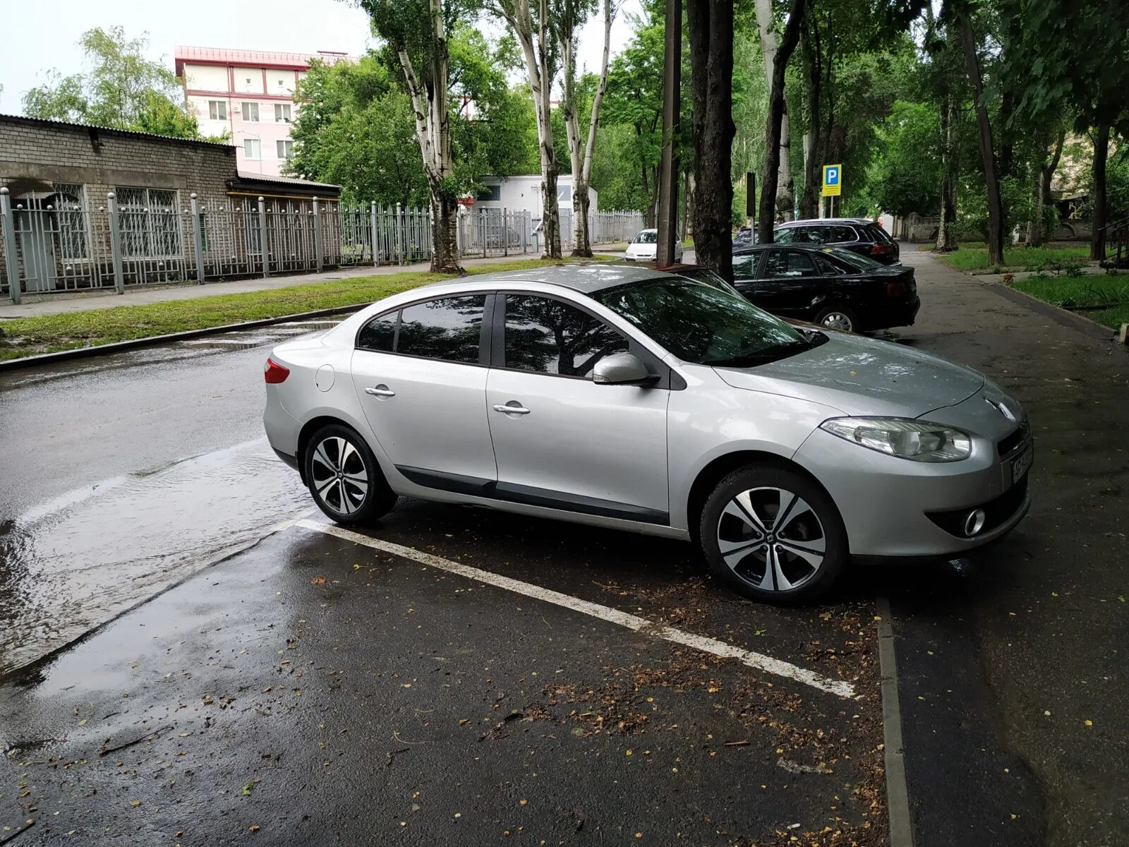 Рено р17. Renault Fluence r17 колеса. R17 Рено Флюенс. Рено Флюенс на 17 дисках. Диски на Рено Флюенс r17.