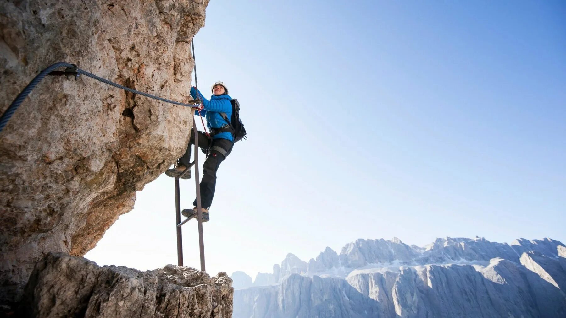 ВИА феррата Алтай. ВИА феррата hard. Скалолазание в горах. Взбираться на гору. Climb up high