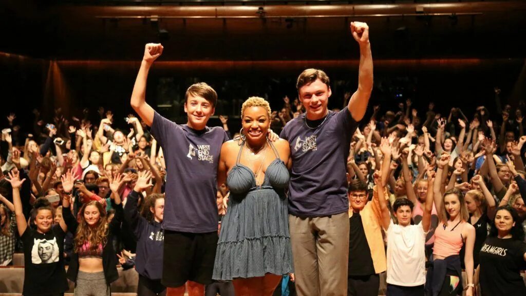 Student stage. Искусство актерского мастерства. Students on stage. Фото студентов сцена красивое фото. Театр для детей.