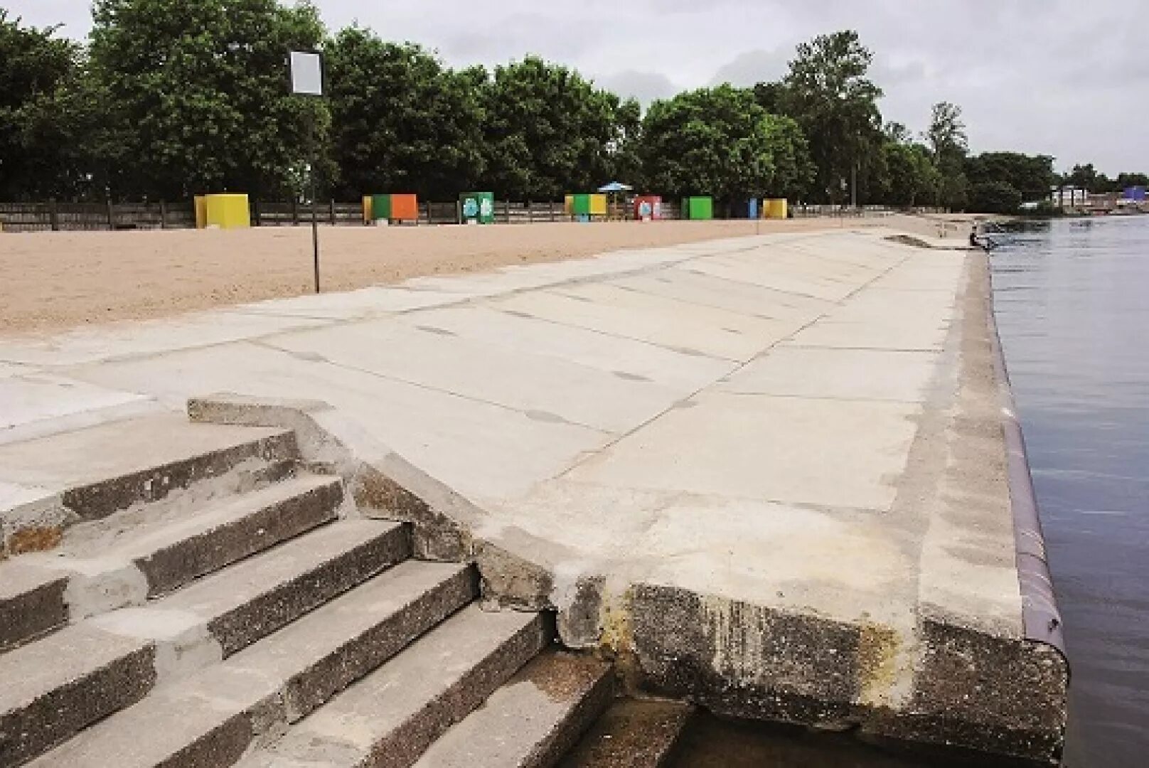 Пляж в кронштадте. Городской пляж кронштадт. берегоукрепление кронштадт. кронштадтский осц пляж. кронштадтский городской пляж.