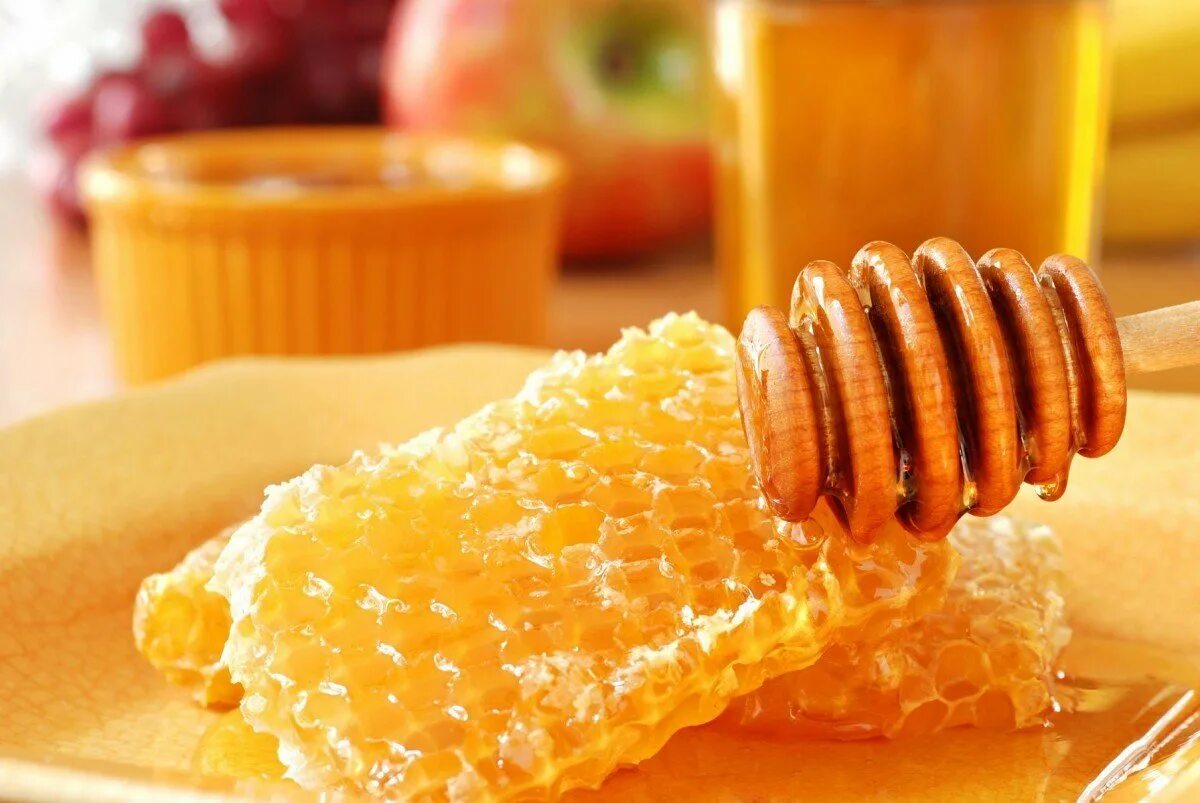 Мед картинки. Мед. Пчелиный мёд. Соты меда. Мед с воском.