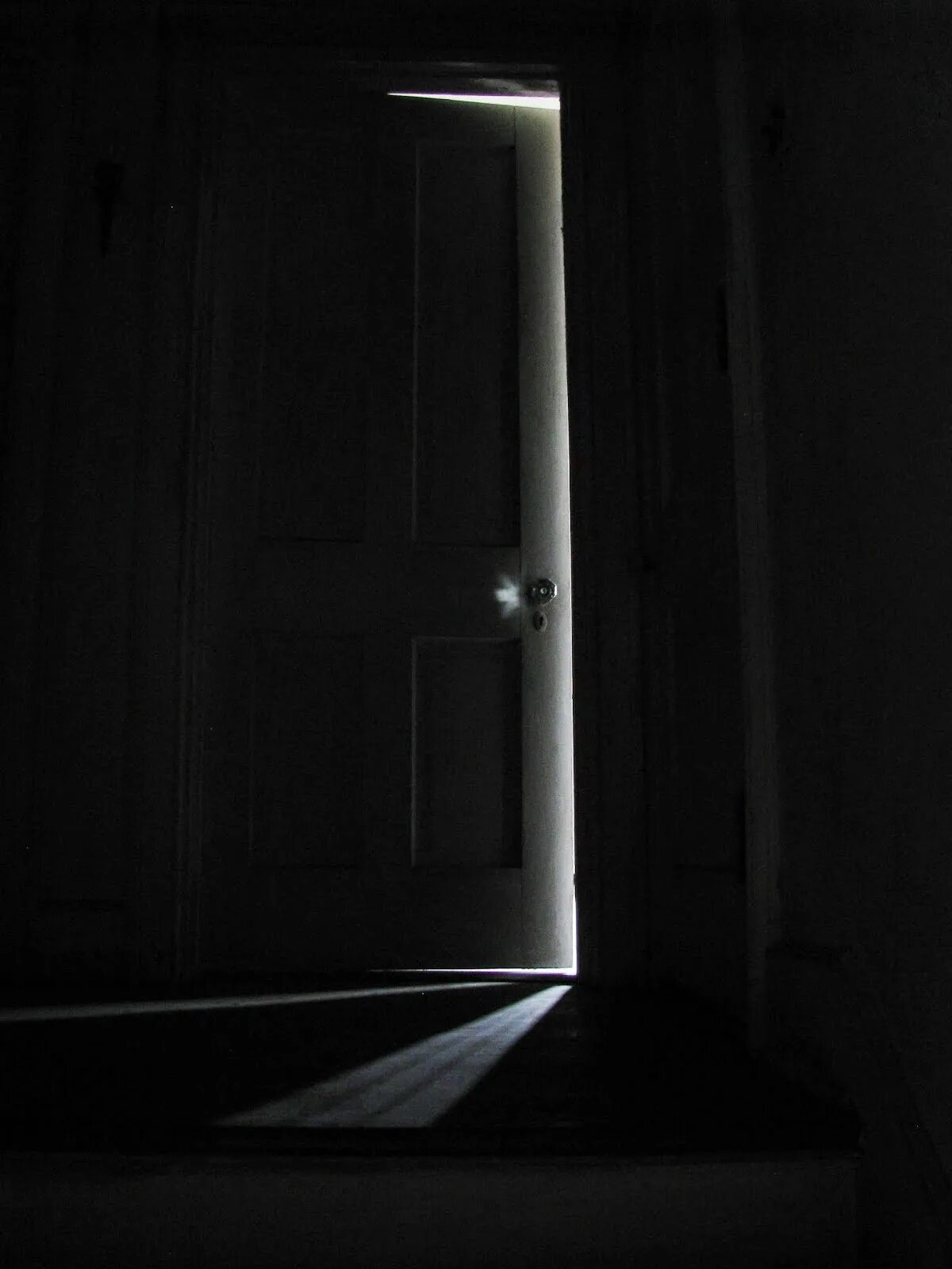 Открытая дверь в темноте. Открытая дверь. Дверь в темноте. Дверь в темную комнату. Приоткрытая дверь.