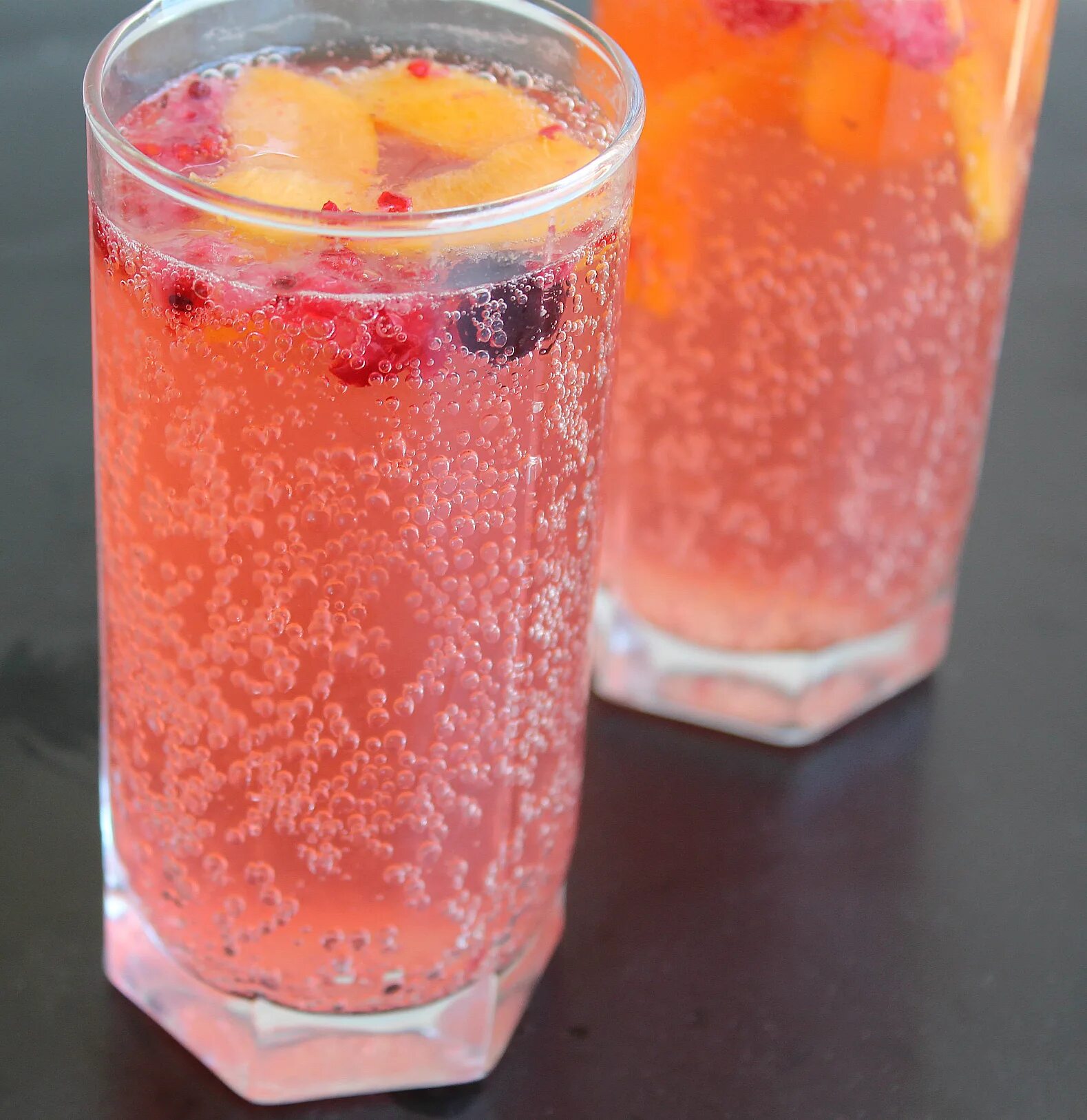 Клубничный джулеп. Малиновый молочный коктейль. Коктейль berry. Aperol spritz cocktail. Коктейль berry.