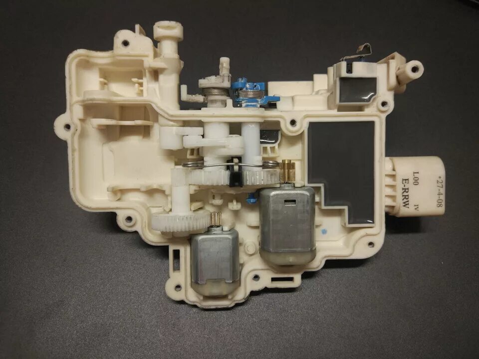 Ауди замена замка. Моторчик замка двери Audi q5. Моторчик замка двери Ауди а6. Замок двери Ауди а3. Замок двери Ауди а4 б8.