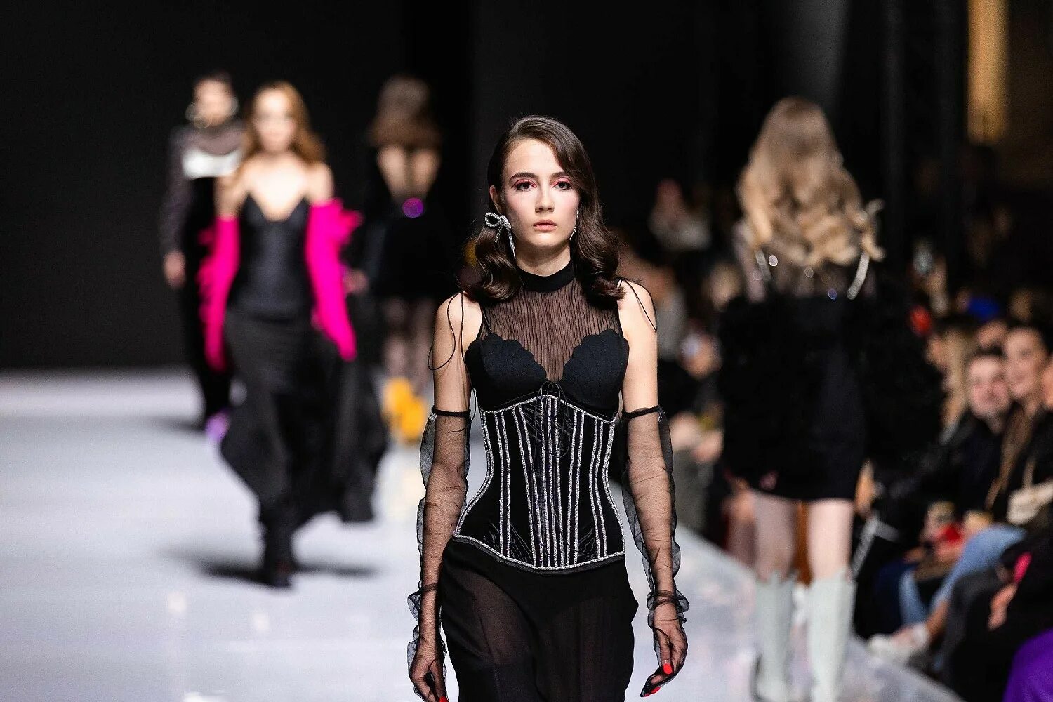 Подиум показ. Московская неделя моды 2022. Saint laurent paris бомбер. Показ мод. Звук показ мод.