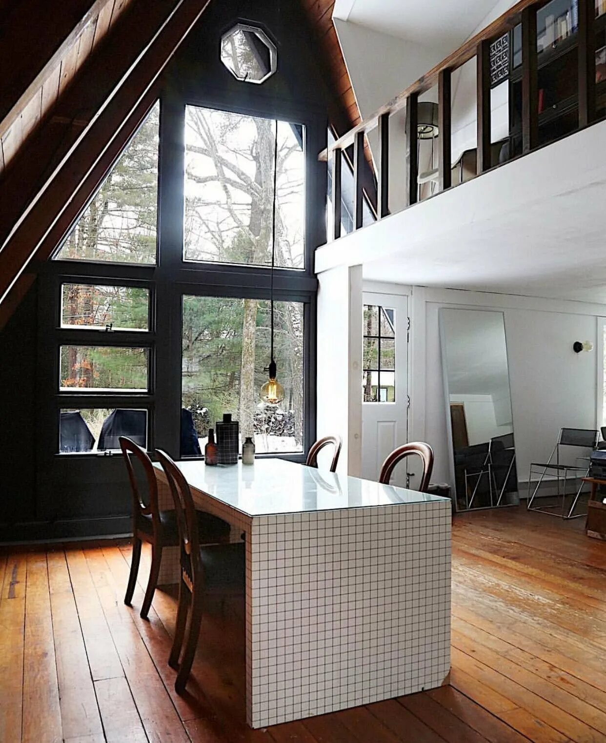 Дом шалаш интерьер. Дом шалаш интерьер 6х6. А фрейм дом 6х6. А-образные дома проекты внутри. Дом а фрейм внутри.