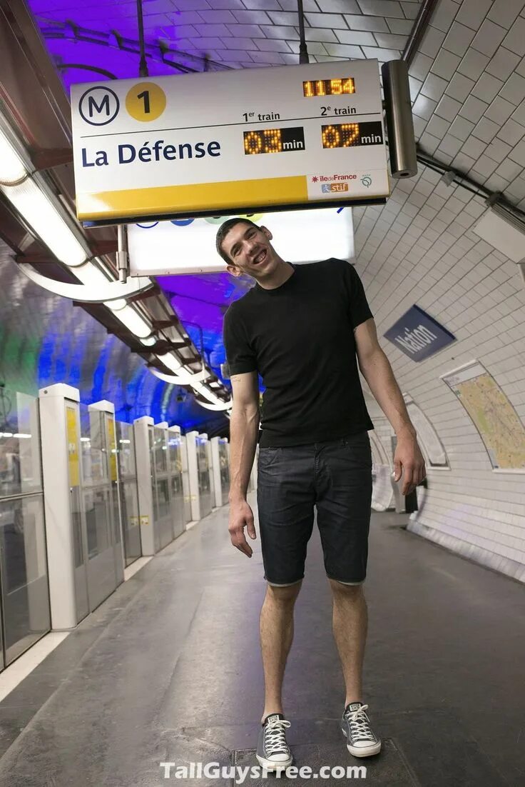Метро высокие люди