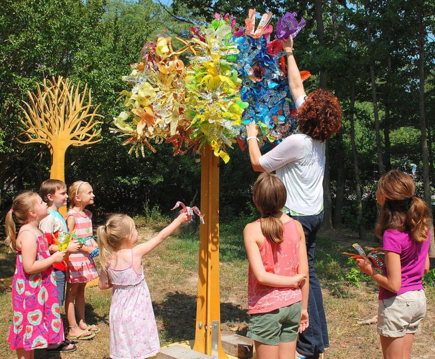 сухое дерево в саду. как сделать дерево на улице. украшение деревьев в детском саду. домик из пня. деревья в вазонах.