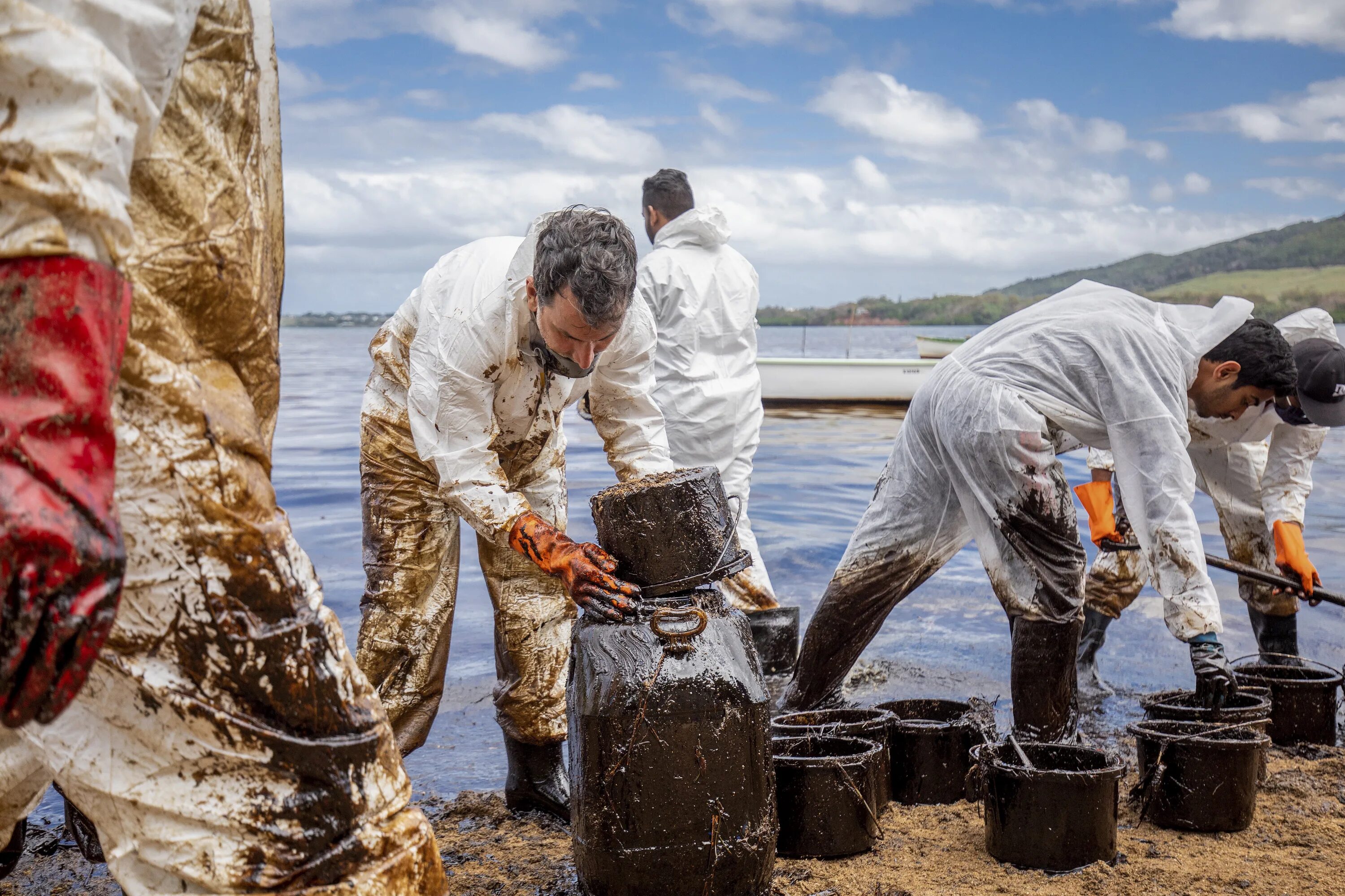 Экологическая катастрофа в море разлив нефти. Экологические последствия разливы нефт. Канадская экологическая катастрофа 1962. Экологические катастрова.