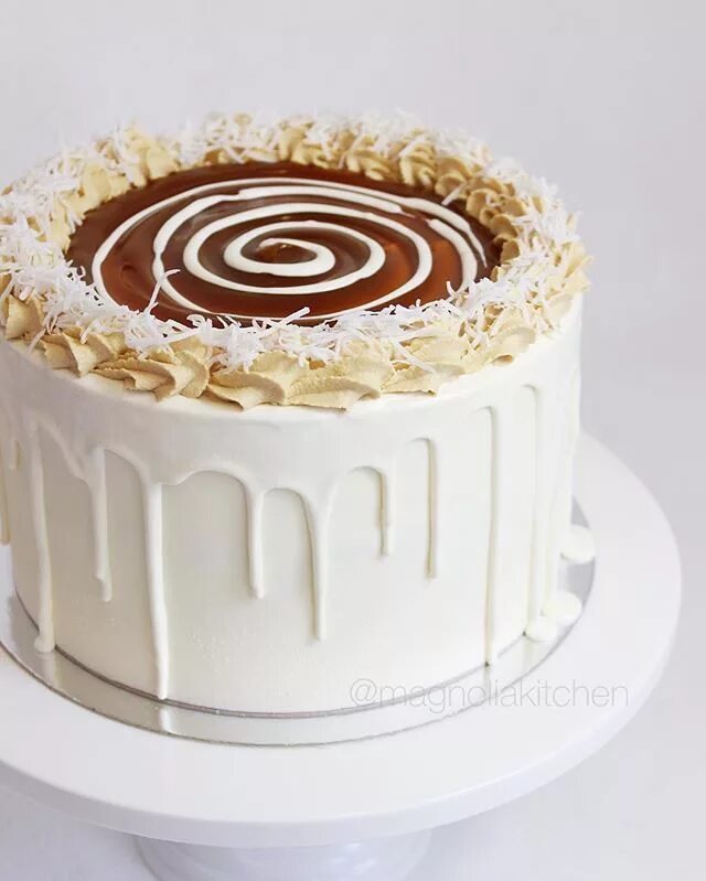 Покрытие торта белым шоколадом. Торт белый ганаш. Торт с белым шоколадом. Торт с белой глазурью. Торт шоколадно белый.