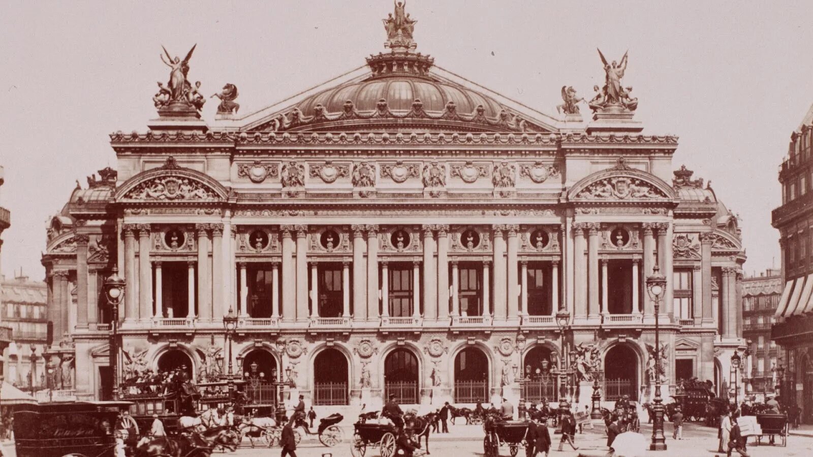 Кто решил организовать королевскую академию танцев 1661. Опера Гарнье Париж 19 век. Театр Гранд опера в Париже 19 век. Театр Гранд опера в Париже архитектура. Гранд опера Париж 1907.