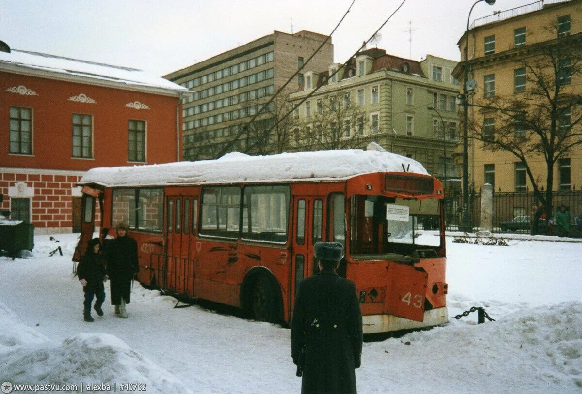 Московская 20 время. Москва троллейбус 90е. Музей революции в Москве на Тверской троллейбус. Троллейбус 1994 год Москва. Москва в 90-е.