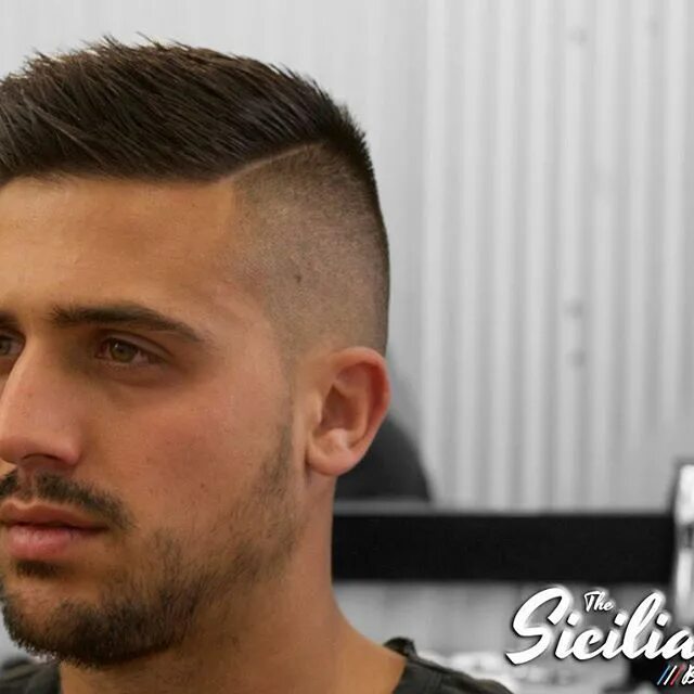 Fade line. Короткие стрижки барбер. Барбер стрижки мужские короткие. Короткие прически барбершоп. Мужские прически на короткие волосы барбершоп.