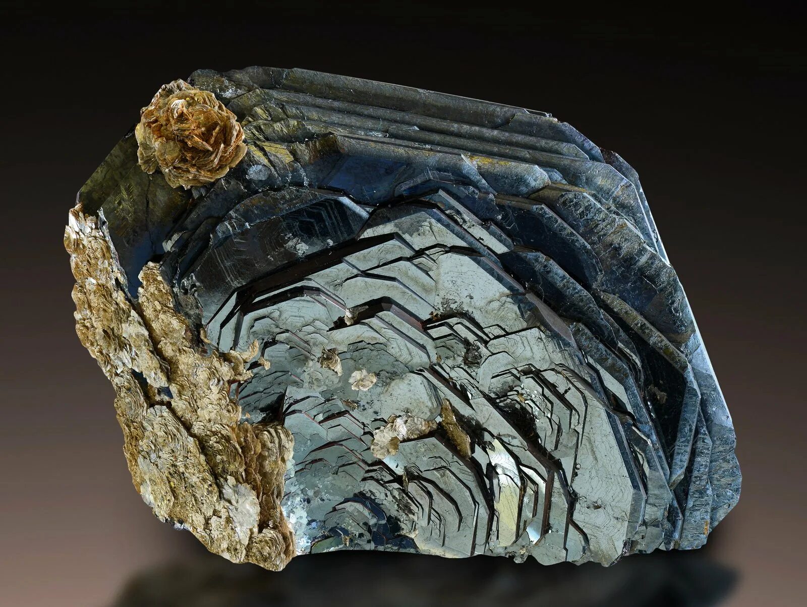 Минералы руды горные породы. Минералы Геология. Мономинералы. Горные породы и минералы. Красивые минералы.
