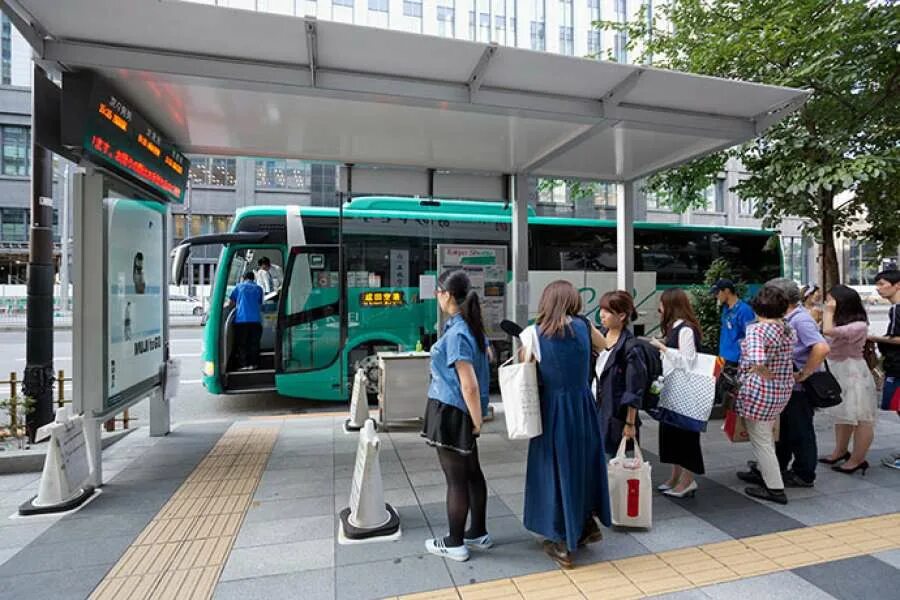 Остановка на остановке общественного транспорта для высадки. Остановка общественного транспорта в Японии. Автобусная станция. Остановки в Токио. Общественный транспорт Токио.