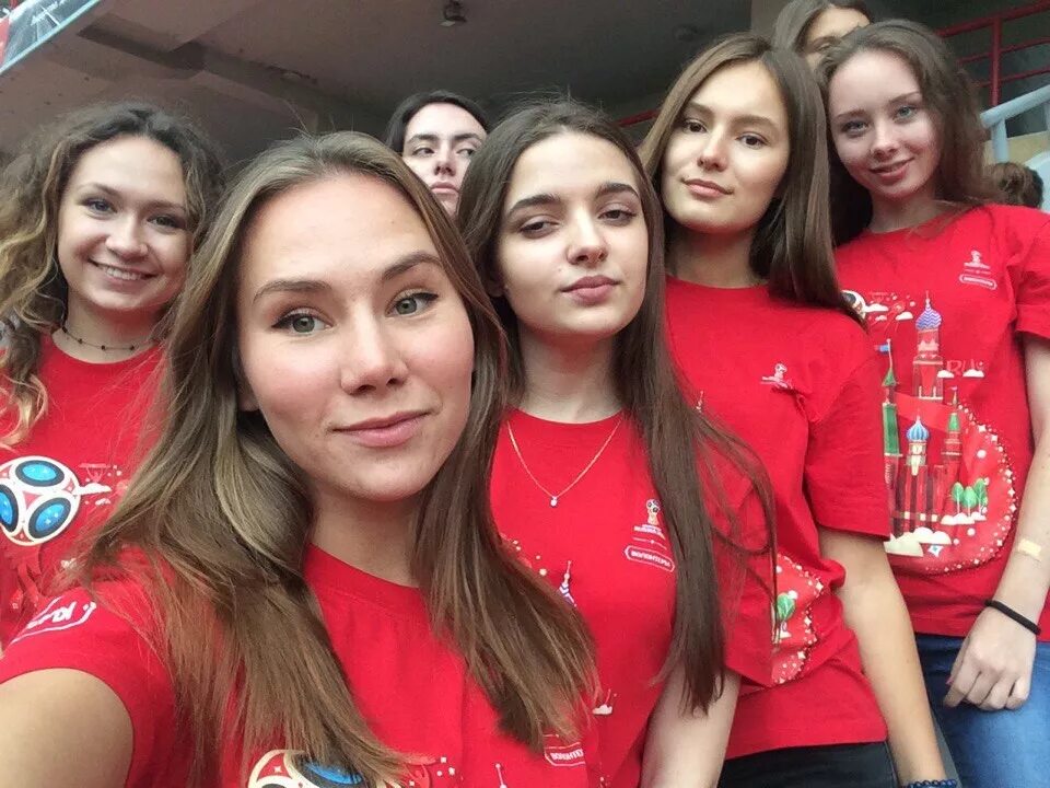 Красивая девушка волонтер на украине. Девушка волонтер. Девочка волонтер. Красивые девушки волонтеры. Волонтеры победы саратов.