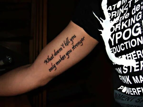 Надпись сильнейший для тату. Quod me nutrit me destruit тату. Убитых не убьешь на латыни. Тату надпись future. Надписи на латыни.