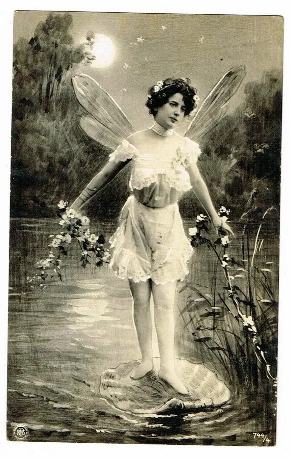 Старые фотографии фей. Феи дисней фира. Феечка последнего зуба. Феи из коттингли. Винтажные открытки с цветами.
