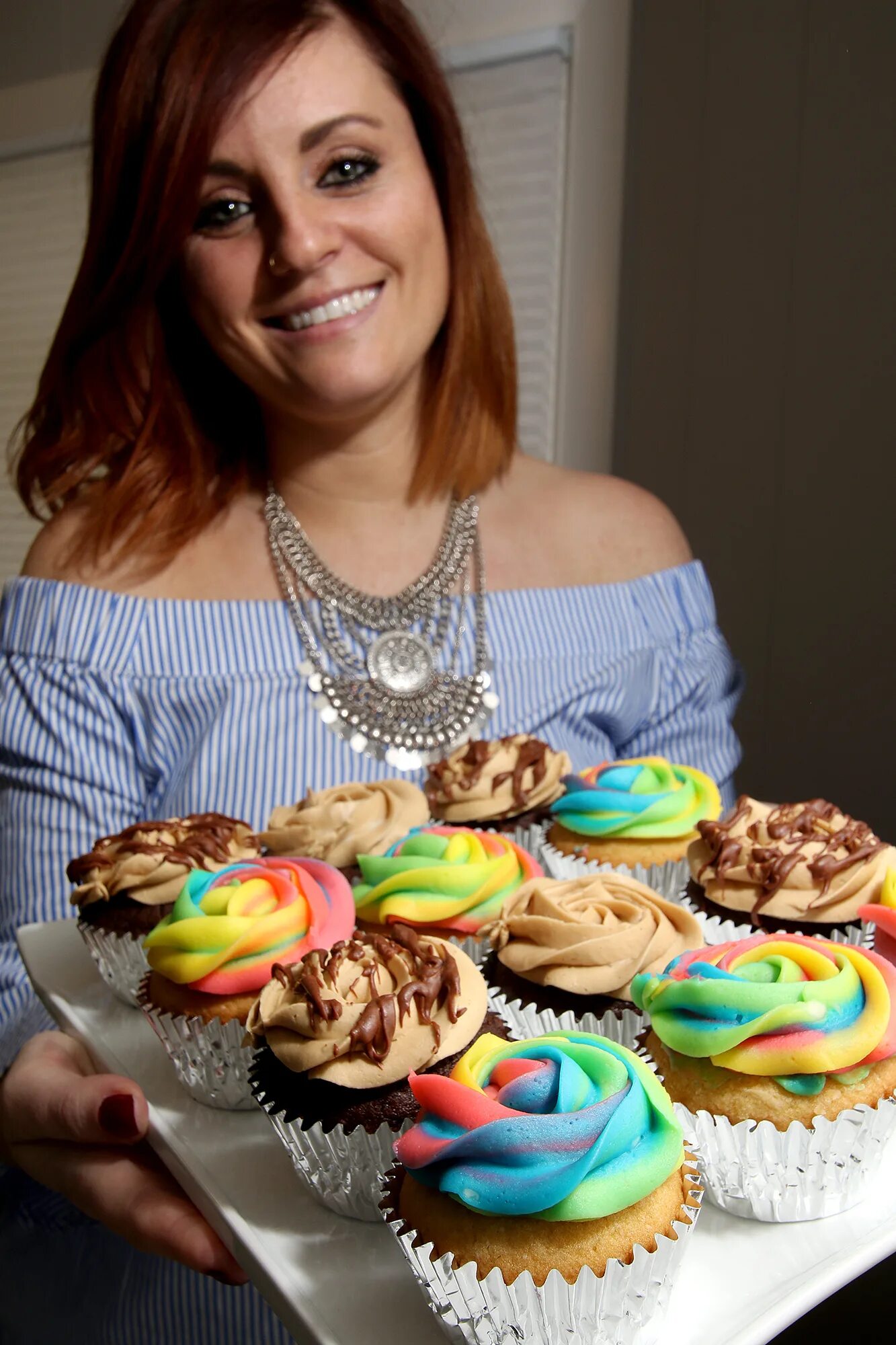 Кекс юмор. Фотосессия со сладким. Торт для девушки. Чизкейк для девушки. Торт для девушки.