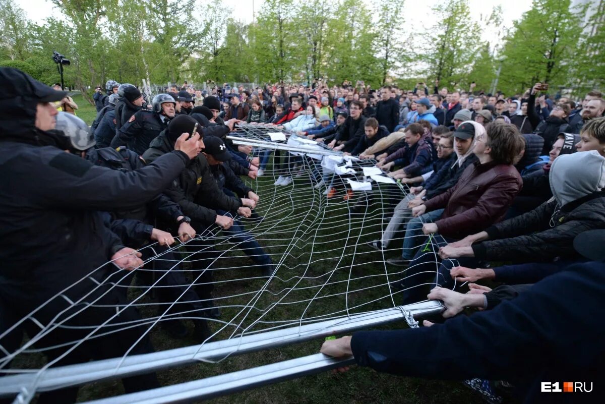 Екатеринбург сквер храм. Против строительства. Протест строительство. Протесты в екатеринбурге против строительства храма. Спаси байкал митинги против строительства завода.