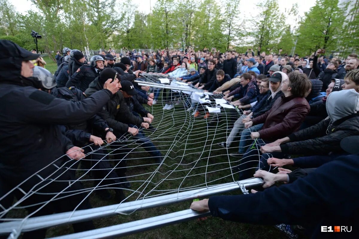 Сквер Екатеринбург протест. Протесты против храма в Екатеринбурге. Протесты в Екатеринбурге против строительства храма. Храм в Екатеринбурге протест. Митинги против строительства