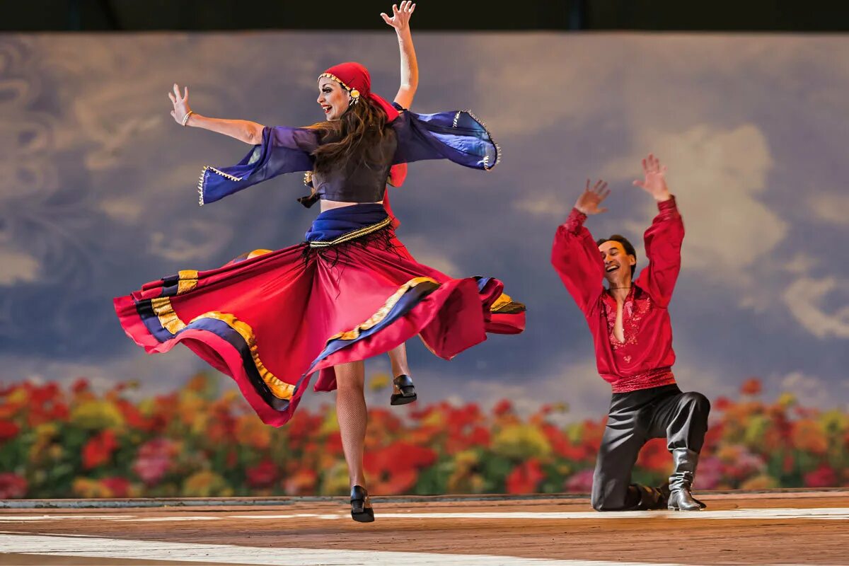 танцуем цыганочку видео. цыгане танцуют. цыгане танцуют. цыганское платье. цыганочка с выходом танец видео.