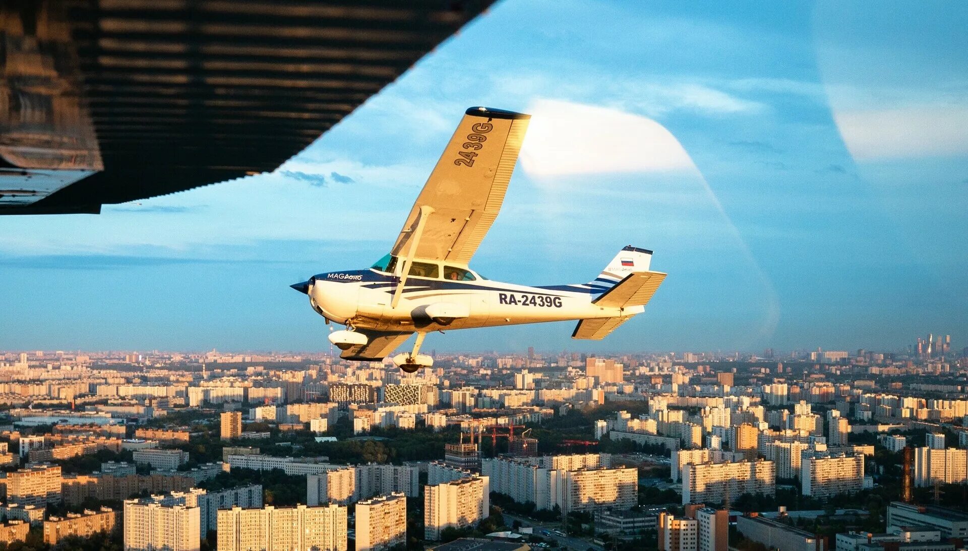 Вид из самолета на москву. Полет над москвой. Летают самолеты над москвой. Над москвой летают самолеты. Летают самолеты над москвой.