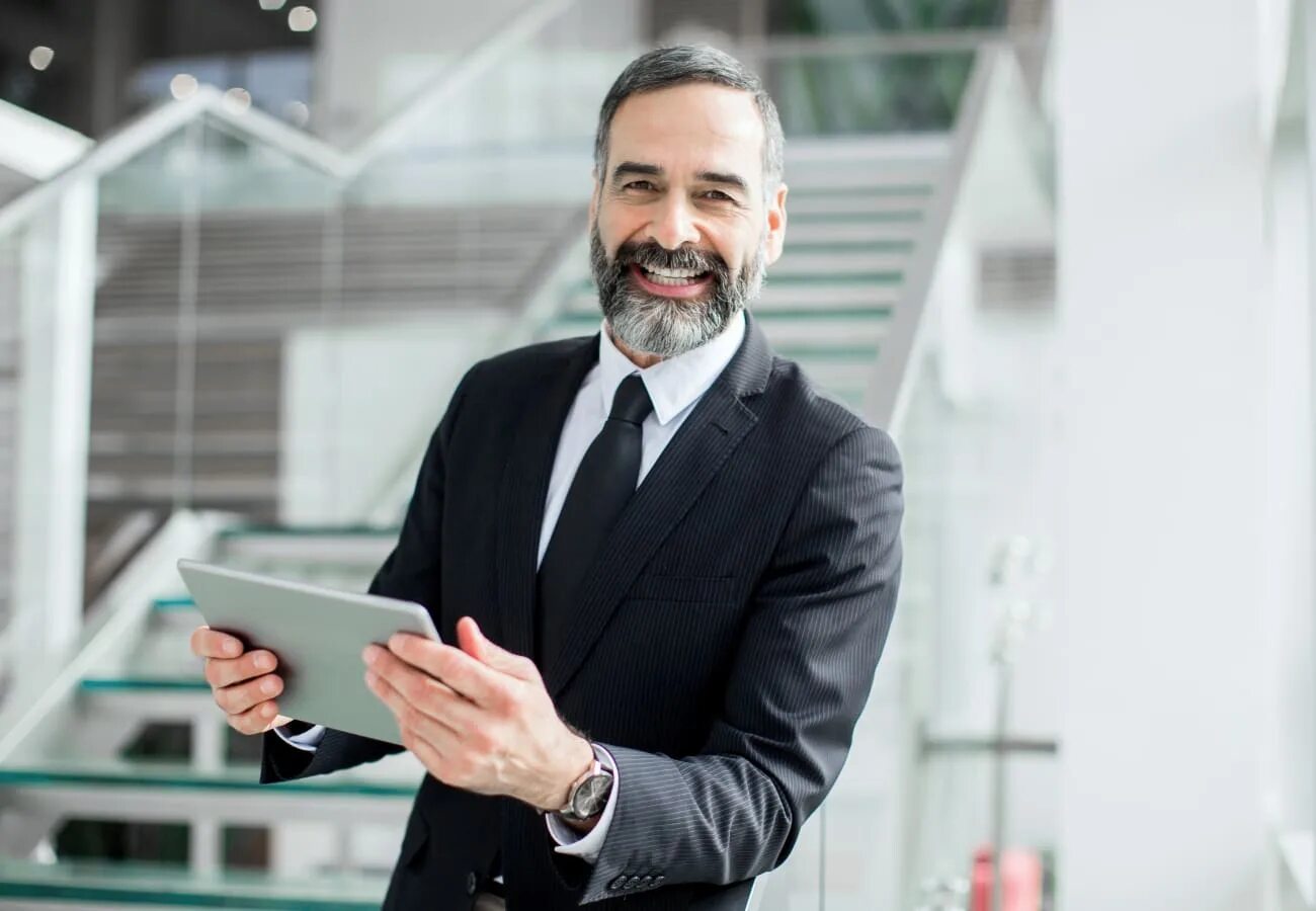 взрослый бизнесмен. задумчивый бизнесмен. взрослый бизнесмен. фото взрослого бизнесмена. бизнесмен в возрасте.