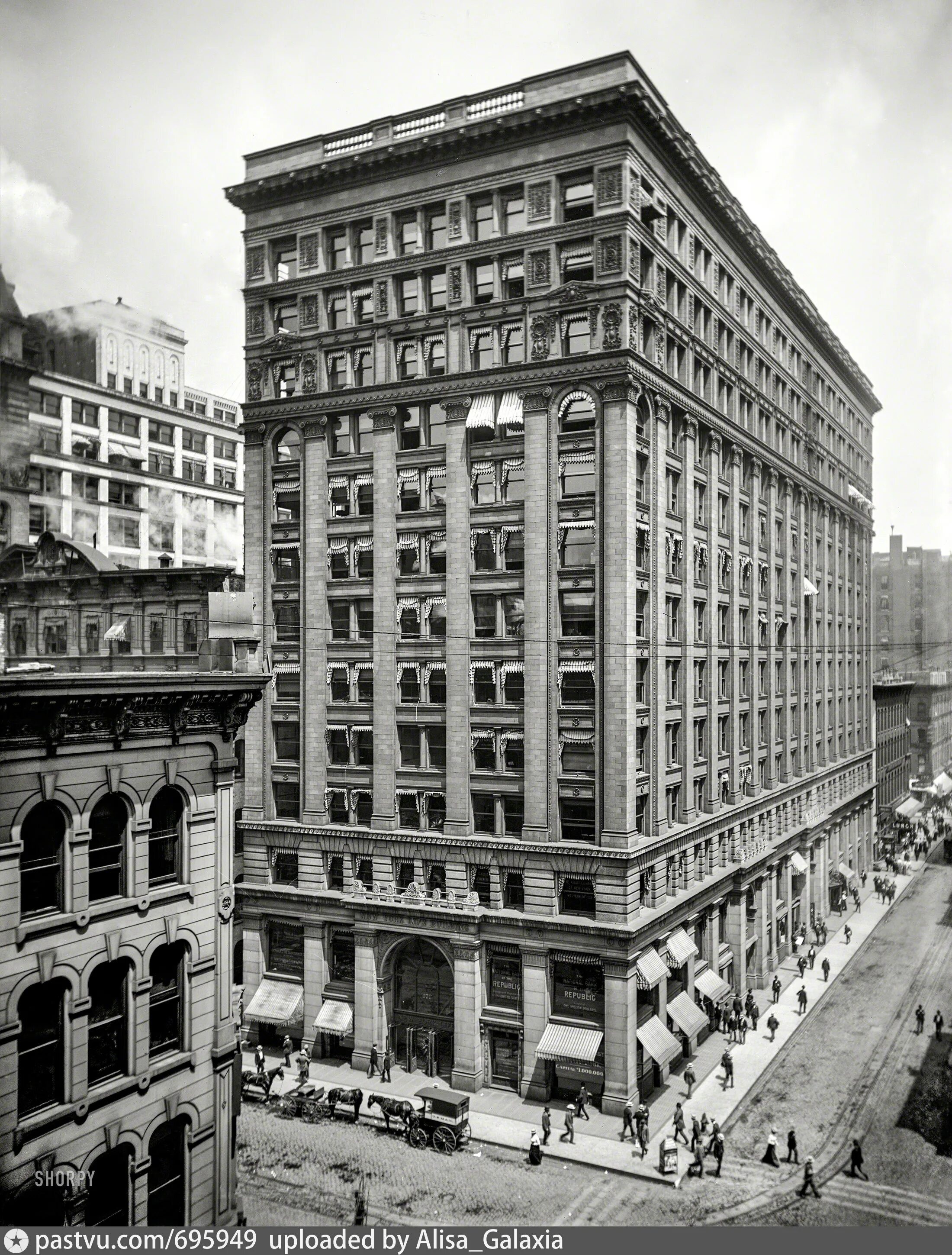 Первые высотные здания. Здание страховой компании в Чикаго 1885. Первый небоскреб в Чикаго 1885. Здание Нью-Йорк лайф Иншуранс Билдинг. Хоум Иншуренс Билдинг в Чикаго.