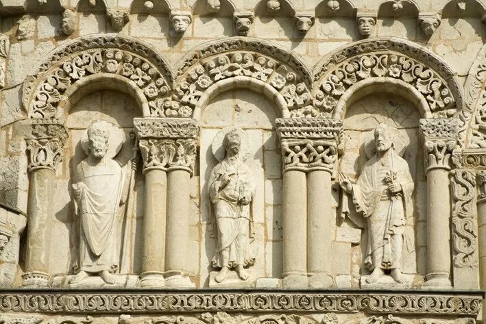Церковь Нотр-дам-ля-Гранд. Церковь Нотр-дам-ля-Гранд в Пуатье, Франция. Скульптура храм в Пуатье.