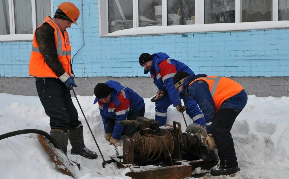 Ремонтные работы водоканала. Водоканал Киров. Кировский Водоканал. Водоканал Кировск. Утечка воды на улице в Кирове.