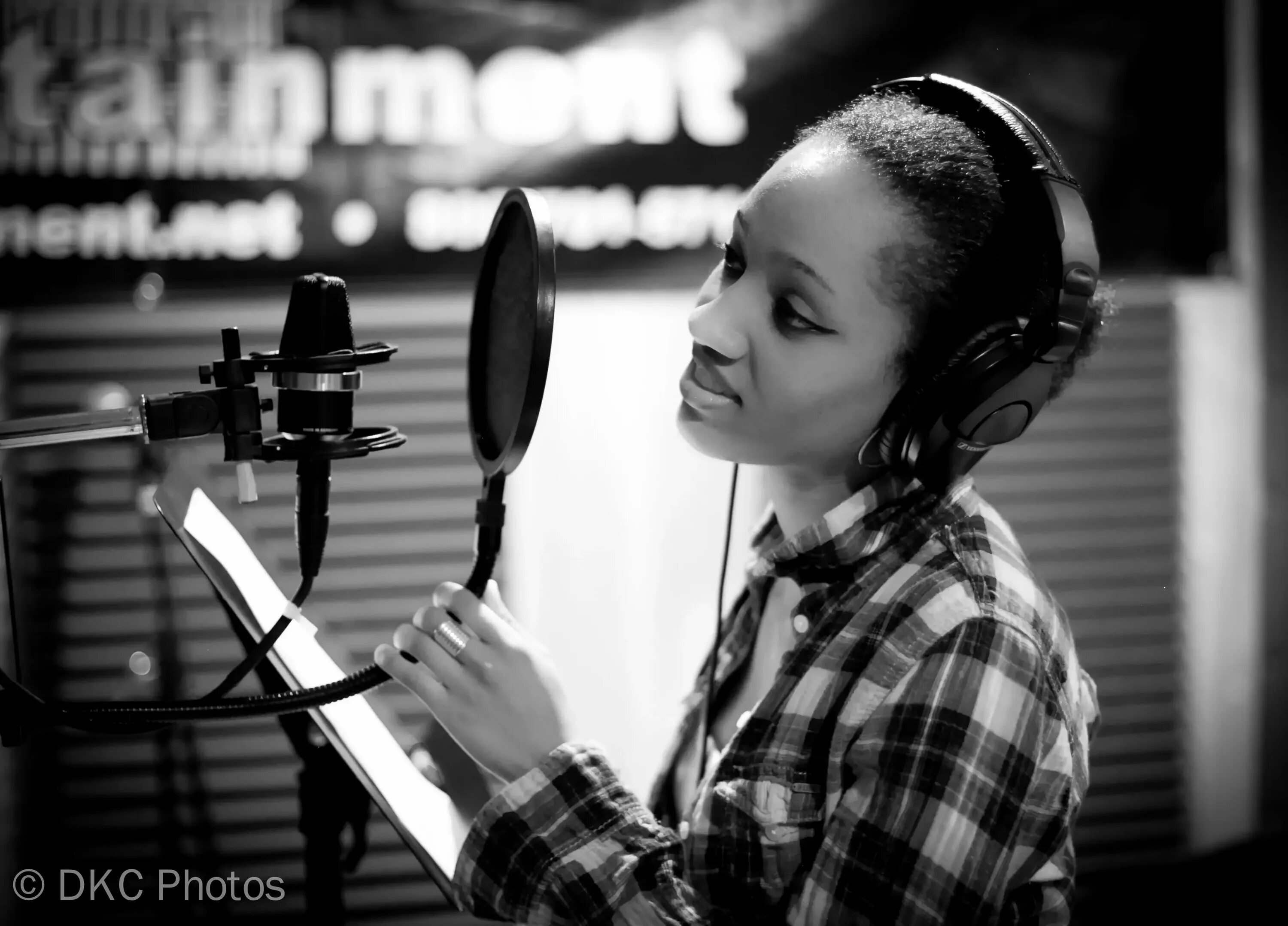 Девушка в студии звукозаписи. Пение в студии звукозаписи. Девушка поет в студии. Девушка в звукозаписывающей студии.