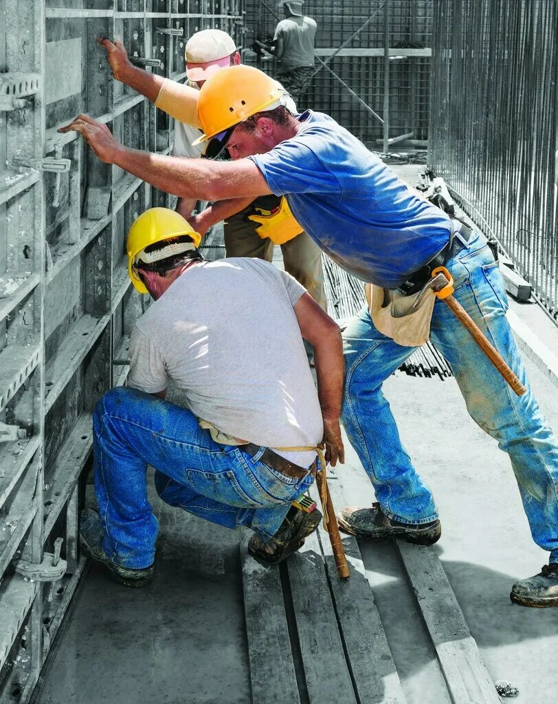 Плотник строитель. Рабочие на стройке. Стройка и строители. Люди работают на стройке. Работники на стройке.