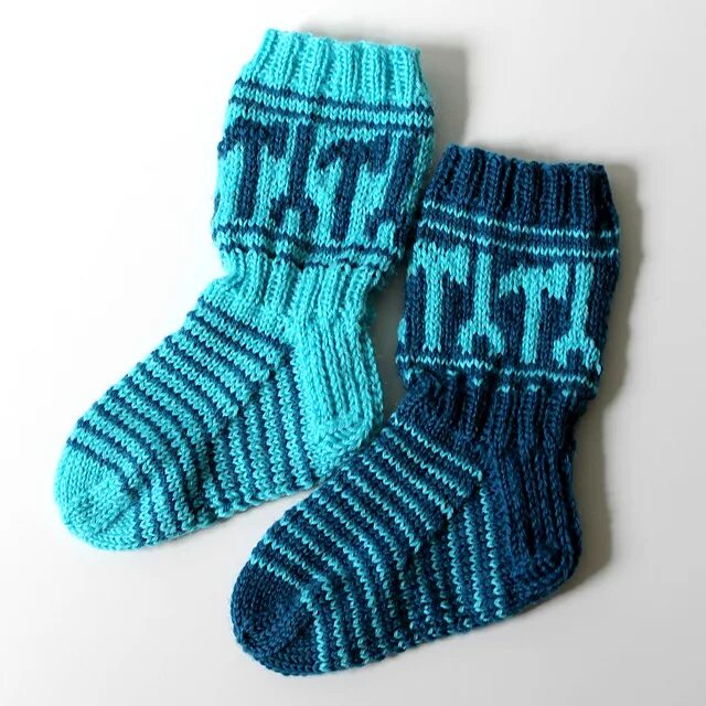 детские носки спицами. необычные вязаные носки. вязаные носки для девочки 5 лет. вязаные носки спицами. носки спицами.