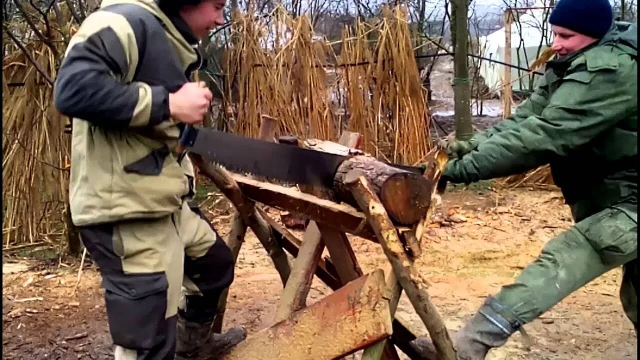 Кол щее оружие пил щий дрова. Пилят двуручной пилой. Пила для пилки дров. Пиление двуручной пилой. Пилят бревно.