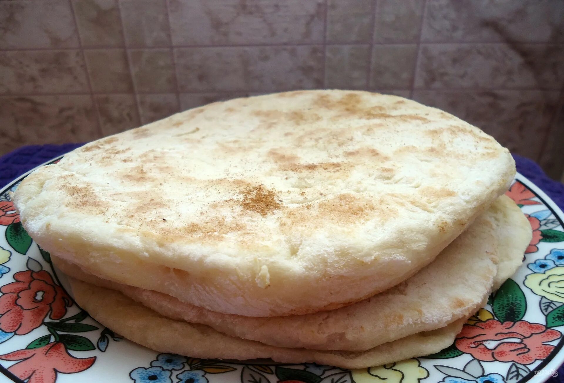 Тесто для лепешек на сковороде на воде. Узбекская лепешка чузма. Лепешки на молоке. Постные лепешки. Постные лепешки на сковороде.