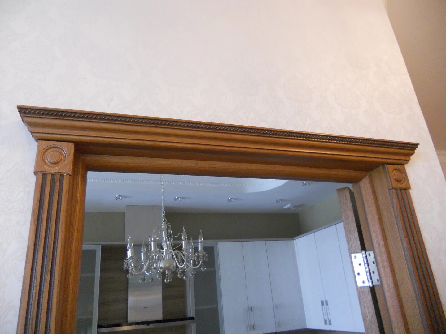 Капители для дверей. Наличники на карниз. Канелюрные наличники. Карниз для двери. Капители для дверей.