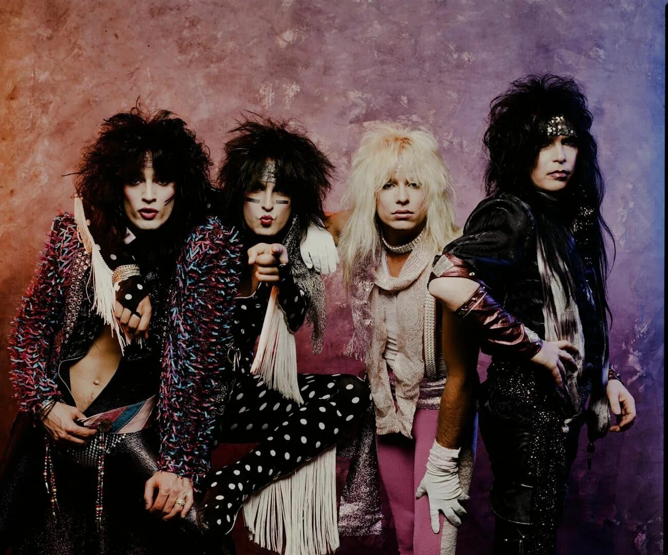 Motley Crue. Группа Mötley Crüe 1981. Группа мотли Крю. Motley Crue фото группы.