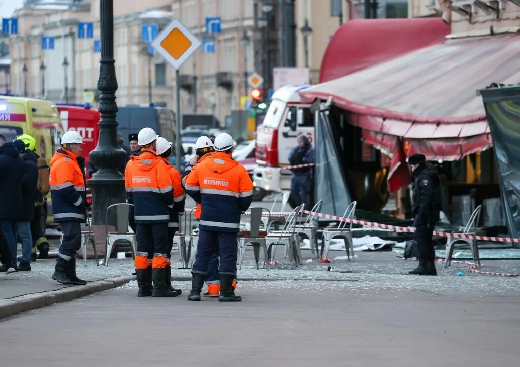 Пожар в Москве. Люди на улице. Теракт в Санкт Петербурге 2023. Теракт в санкт перетрубрг 2024 сегодня