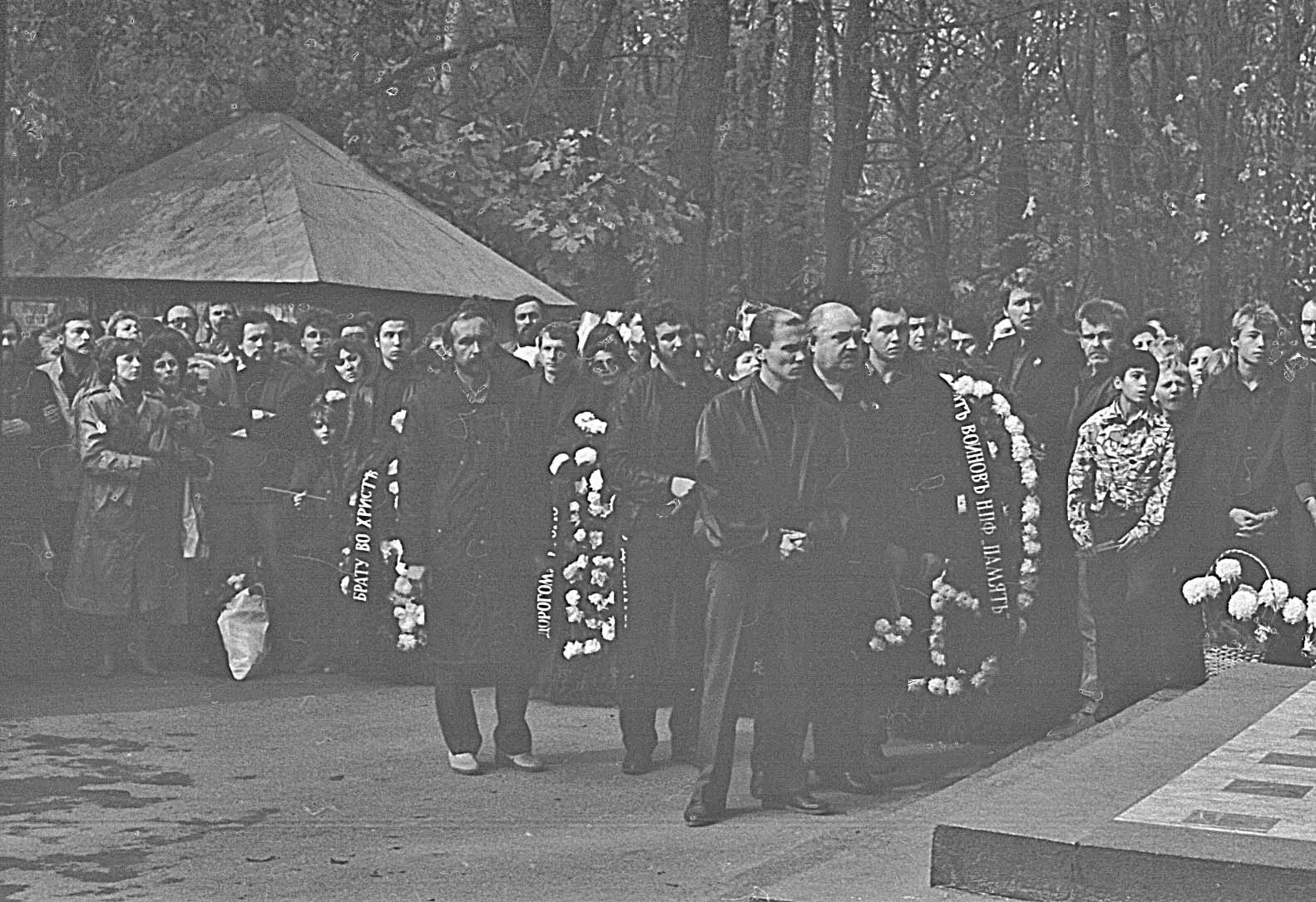 Тальков похоронен. Похороны Игоря Талькова. Могила Игоря Талькова. Могила Талькова.