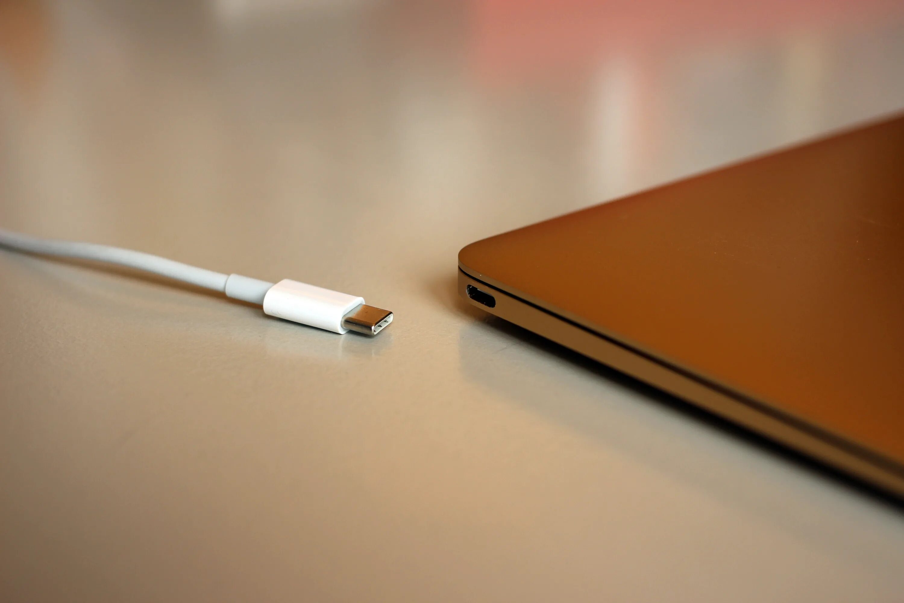 Макбук кабель тайп. Кабель на макбук Thunderbolt USB-C. Apple Type c. Макбук USB разъем. Можно ли ноутбук заряжать через type c