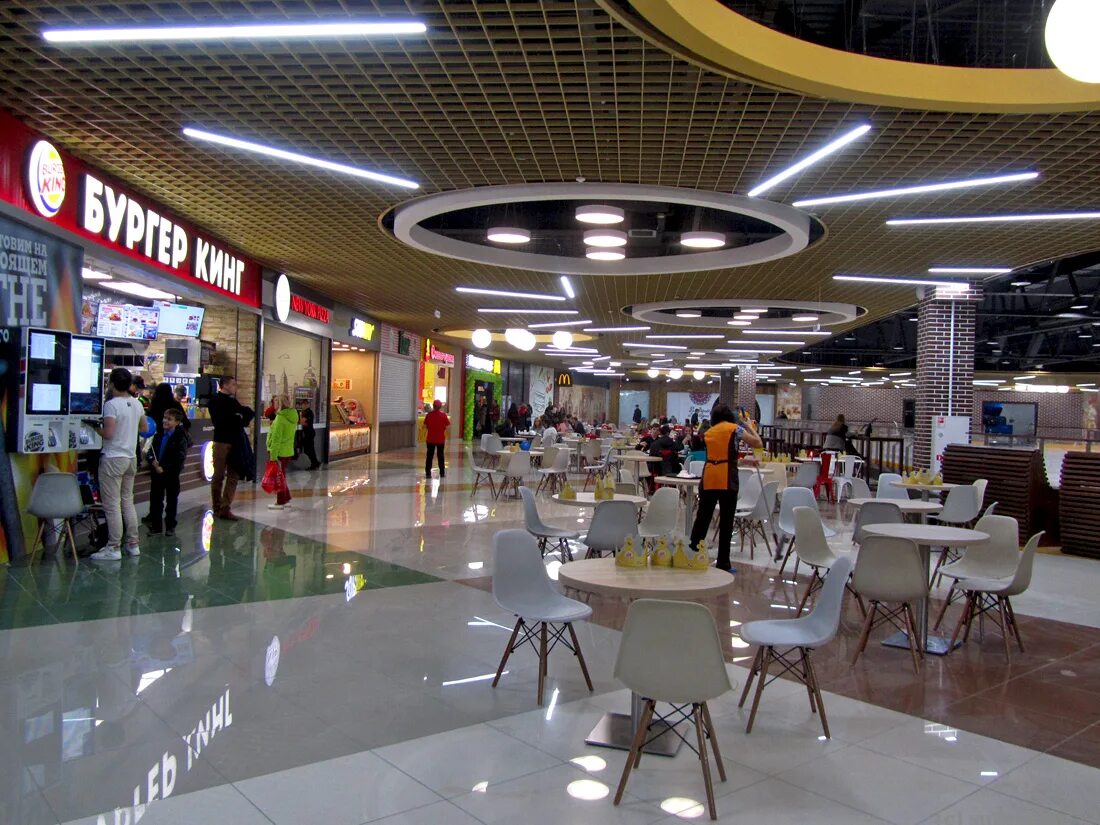 Фуд сити фудкорт. Фудкорт космос ставрополь. Фуд корт мега грин курс. Ашан алтуфьево фудкорт. Тц софия фудкорт.