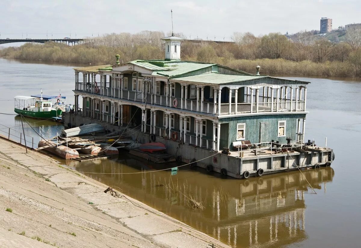 Пристань мужи. Волгоградский дебаркадер. Дебаркадер 10 огневка Астрахань. Речной порт Волгоград дебаркадер. Дебаркадер Волгоград Тумак.