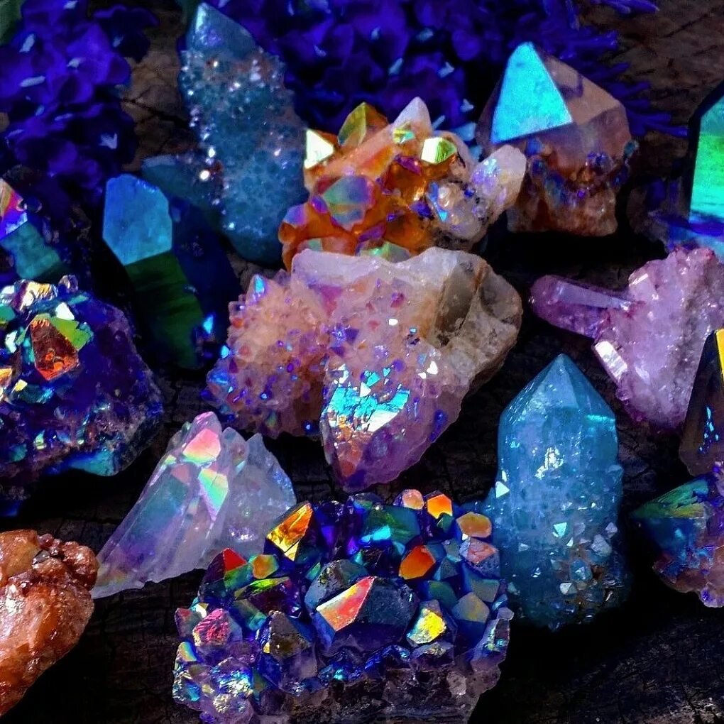Цветные самоцветы. Кристаллы минералы камни Самоцветы. Минералы Самоцветы кучка. Разноцветные минералы. Минеральный камень.