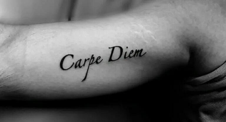 Carpe Diem тату. Carpe Diem тату эскиз. Татуировка Карпе Дием эскиз. Карпе Дием на руке.